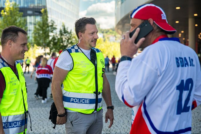 Policie na Mistrovství světa v hokeji 2024 v Česku u O2 Areny v Praze.