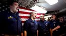 April 24, 2011 - Cape Canaveral, Florida, U.S. - -- Cape Canaveral, Fla. -- Culinary Specialist Seaman Tyler Keyes, middle, of Stillwater, Minnesota, shown with Commander John Gearhart, left, and Culinary Specialist First Class Shawn Jones, right, cheer after receiving his Submarine qualification pins during a Dolphin presentation in the Crew's Mess aboard the USS Annapolis (SSN 760), a S6G nuclear reactor powered fast attack submarine, sailing from Cape Canaveral on Sunday. The pins were first authorized for use in 1941. To ''Qualify Submarines,'' a submariner must possess an in-depth knowledge of ship's construction, operation, and damage control and demonstrate his reliability under battle conditions. The USS Annapolis measures 362 ft. in length and 33 ft. at the beam, a diving depth of over 400 ft., 27+ mph, 12 vertical launch missile tubes, 4 torpedo tubes, ( automatický překlad do češtiny )