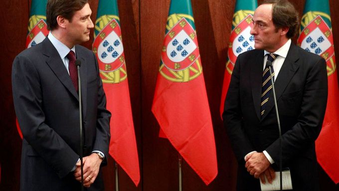 Portugalsko má novou vládu. Na snímku premiér Pedro Passos Coelho (vlevo), šéf Sociálnědemokratické strany, který podepsal koaliční smlouvu s šéfem Lidové strany Paulem Portasem (vpravo).