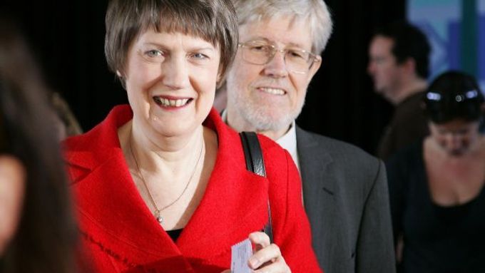Novozélandská premiérka Helen Clarková s manželem ve volební místnosti.