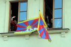 Vlajka pro Tibet se objevila na stovkách míst. Praze 7 ji zakázalo vyvěsit ministerstvo financí