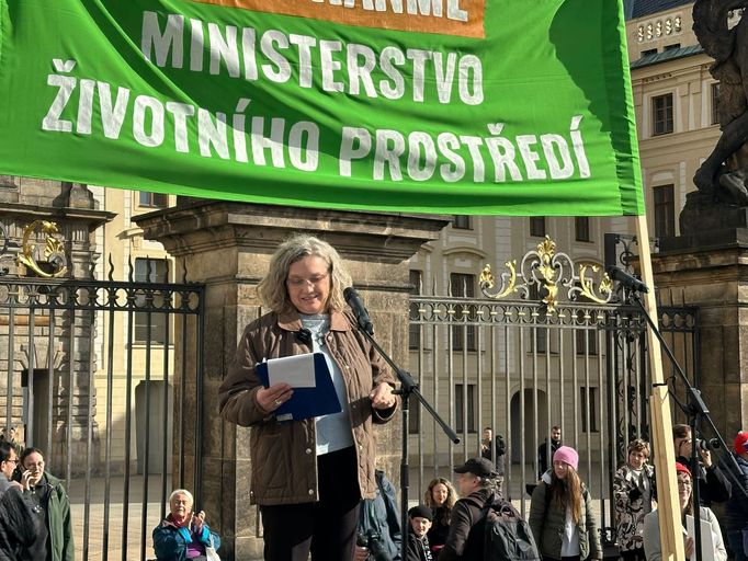 Demonstrace proti Petru Macinkovi na Hradčanském náměstí.