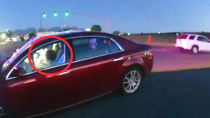 Devítiletá řidička šokovala strážníky v americkém Utahu. Její výlet se čtyřletou sestrou skončil nehodou.