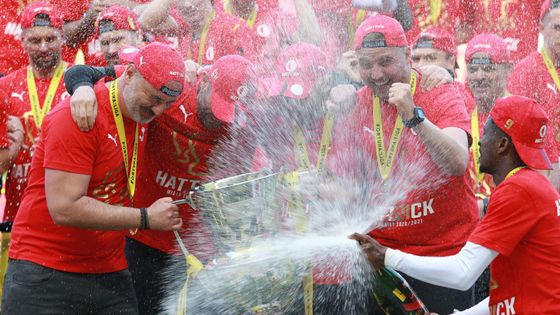 Slavia zvládla vítězně i poslední kolo fotbalové Fortuna:Ligy a v Edenu slavnostně převzala mistrovskou trofej. Podívejte se na fotografie z oslav.