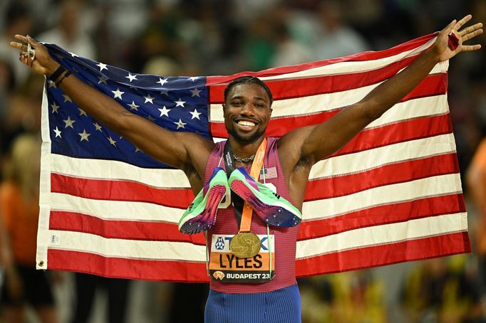 Noah Lyles vyhrál na mistrovství světa potřetí v řadě běh na 200 metrů