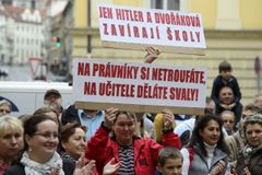 Studenti, kteří kvůli odebrání akreditace nemohou dokončit UJAK, odjíždějí do Polska a na Slovensko