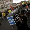 Zaměstnanci Opelu nesou rakev s logy General Motors a Opel během stávky v Ruesselsheimu