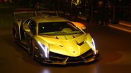 A samozřejmě exkluzivní Lamborghini Veneno. Toho firma vyrobí jen tři kousky - každý za tři miliony euro.