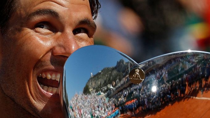 Rafael Nadal s trofejí z Monte Carla