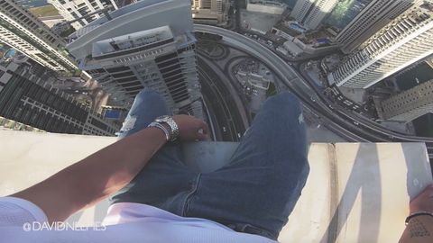 Adrenalinový "šílenec"? Brit skáče přes mezery na 70podlažním mrakodrapu