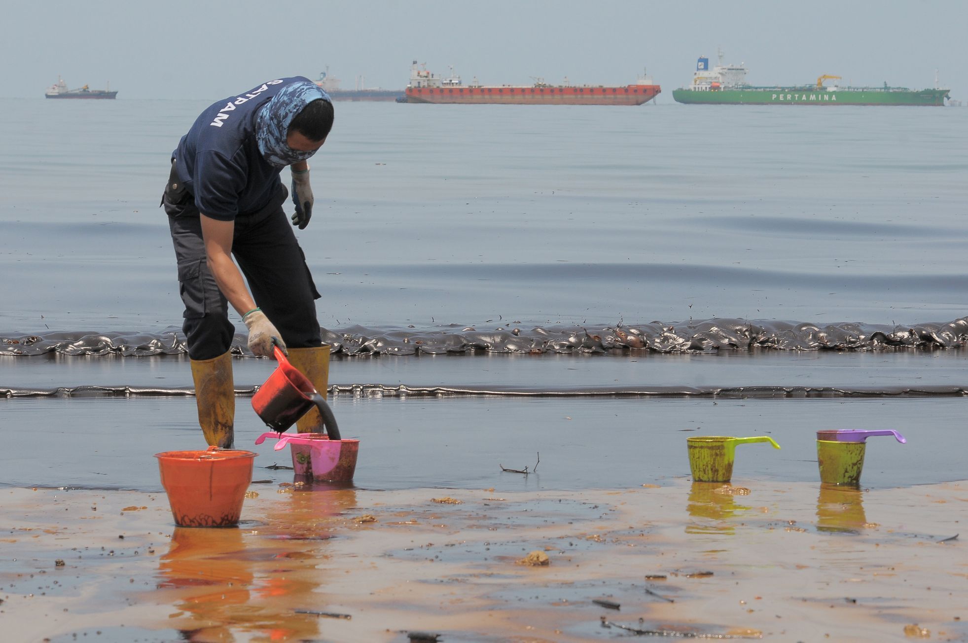 Indonéský přístav Balikpapan na ostrově Borneo. Nedaleko unikla ropa.