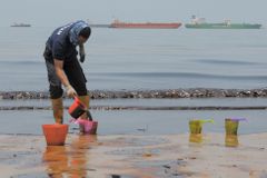 Zátoka u ostrova Borneo je stále zaplavená ropou. Nezapalujte si cigarety, varuje radnice