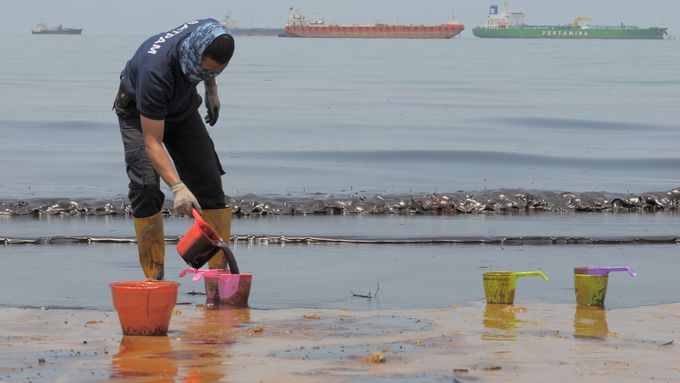 Indonéský přístav Balikpapan na ostrově Borneo. Nedaleko unikla ropa.