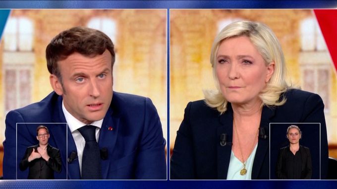 Macron během debaty zaútočil na Le Penovou kvůli vztahům s Ruskem. Vytáhl i českou stopu.