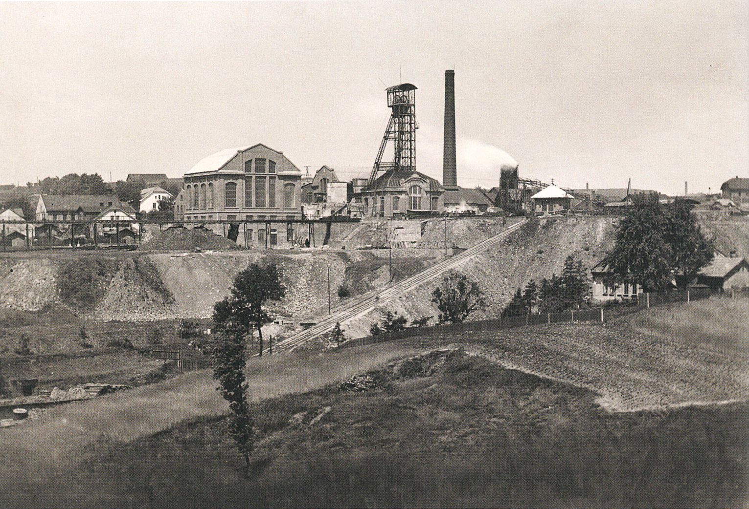 Kniha, Vzhůru dolů - Fotografické album průmyslového a kulturního dědictví uhelného hornictví ostravsko-karvinského revíru, Ostrava, Karviná, hornictví, historie, Magazín, Foto