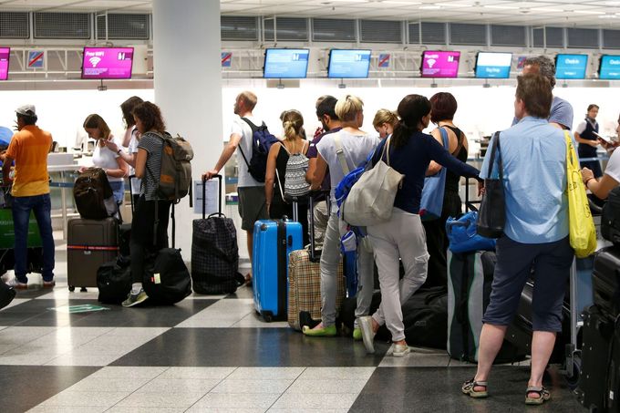 Dlouhé fronty u odbavovacích přepážek na letišti v Mnichově.