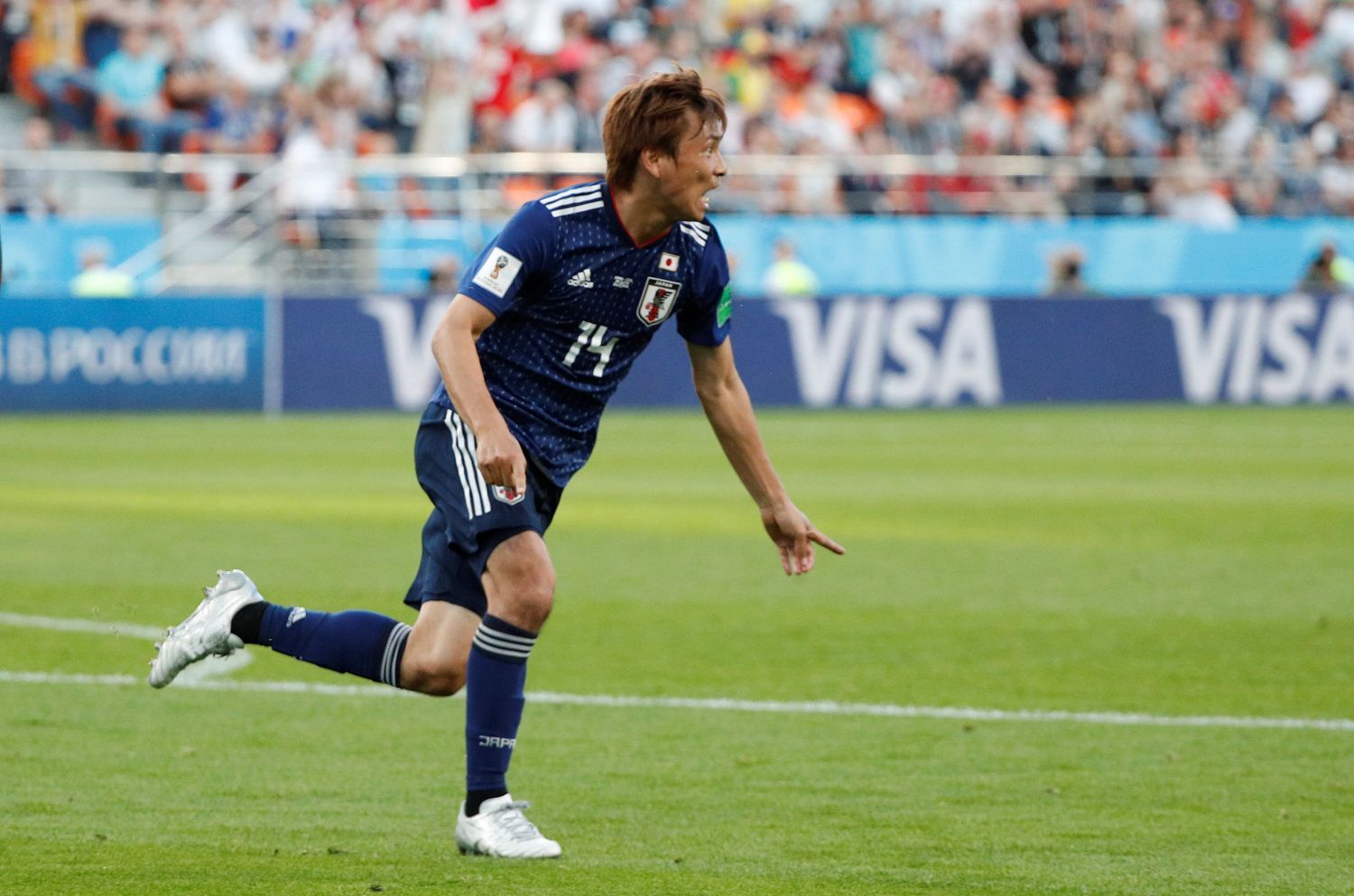 Takaši Inui slaví gól v zápase Japonsko - Senegal na MS 2018
