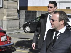 Obžalovaný Petr Kraus (vpravo) přichází k soudu.