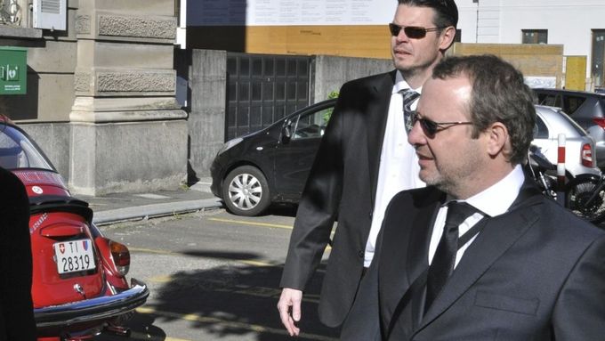 Obžalovaný Petr Kraus (vpravo) přichází k soudu.