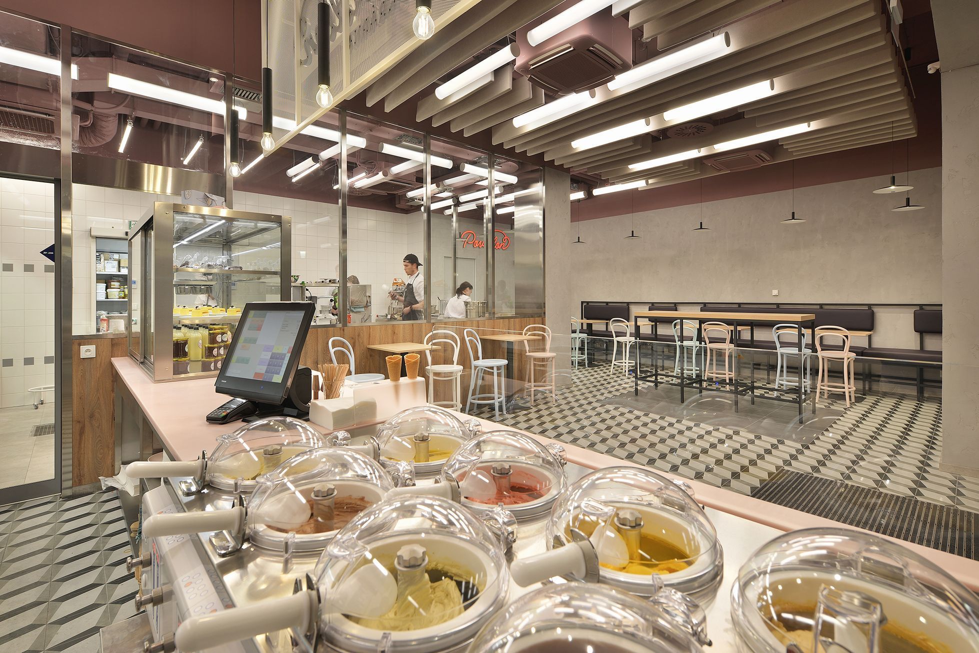 Cukrárna Povidloň Lipno otevřený koncept interiér pult zmrzliny