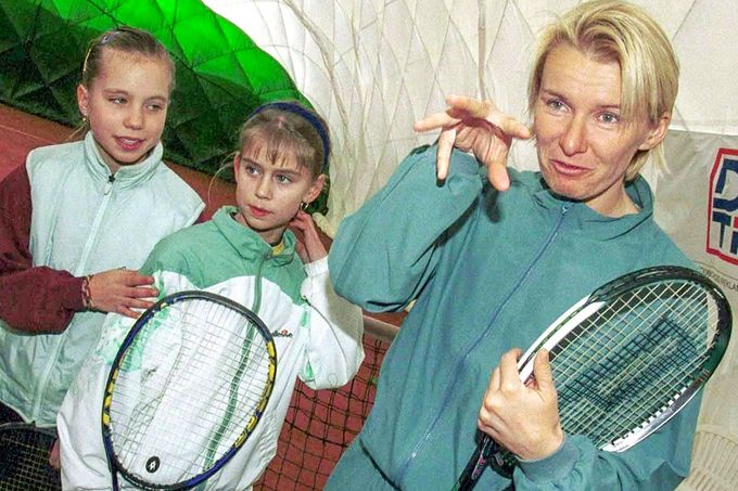 Tenistka Jana Novotná v roce 2000 s dětmi během lekce základů tenisové abecedy v Brně.