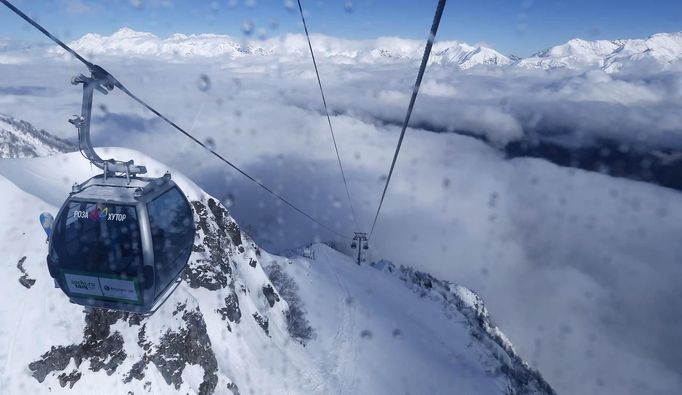 Picture taken out of a brand new gondola on its way to the top of the mountain shows a panoramic view from the plateau of Rosa Khutor, a venue for the Sochi 2014 Winter Olympics near Sochi February 13, 2013. Although many complexes and venues in the Black Sea resort of Sochi mostly resemble building sites that are still under construction, there is nothing to suggest any concern over readiness. Construction will be completed by August 2013 according to organizers. The Sochi 2014 Winter Olympics opens on February 7, 2014. REUTERS/Kai Pfaffenbach (RUSSIA - Tags: CITYSCAPE BUSINESS CONSTRUCTION ENVIRONMENT SPORT OLYMPICS) Published: Úno. 13, 2013, 11:10 dop.