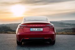 Cenová bitva elektromobilů. Tesla uvádí nejlevnější model na trhu s dojezdem 702 km