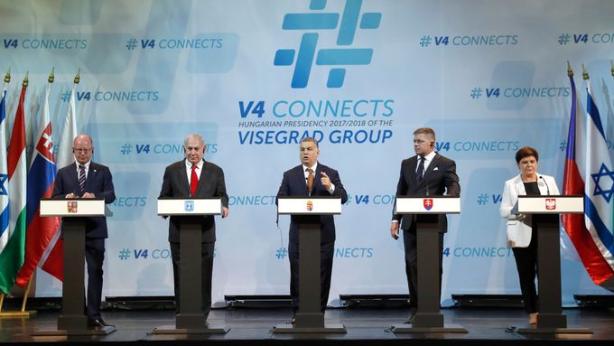 Zleva: Bohuslav Sobotka, Benjamin Netanjahu, Viktor Orbán, Robert Fico a Beata Szydlová.