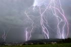 Normální člověk se schová, on vyráží ven. Lovec bouří Kouřil fotí nebe už dvacet let