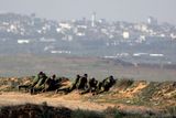 Izraelští vojácí vyhlížejí ze svých pozic pásmo Gazy