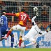 Liga mistrů, Galatasaray . Schalke 04: Burak Yilmaz (17) dává gól