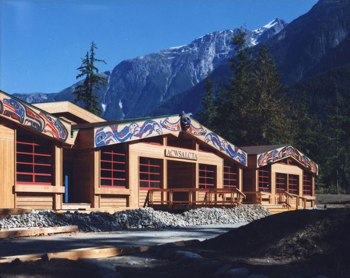 Škola - Acwsalcta, Bella Coola, British Columbia Postaveno členy komunity původních obyvatel Severní Ameriky Nuxalk First Nation community.  