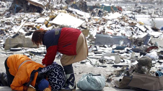 Japonci se vracejí do zničených domovů. I když jim jde leckde o život.