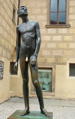 Zetova bronzová socha Mládí stála na nádvoří Nejvyššího purkrabství na Pražském hradě do února 2018.