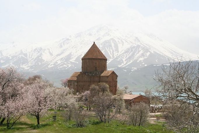 Jezero Van je obklopeno vysokými horami