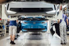 Volkswagen může začít příští rok propouštět. Spustí tím bitvu s odbory?