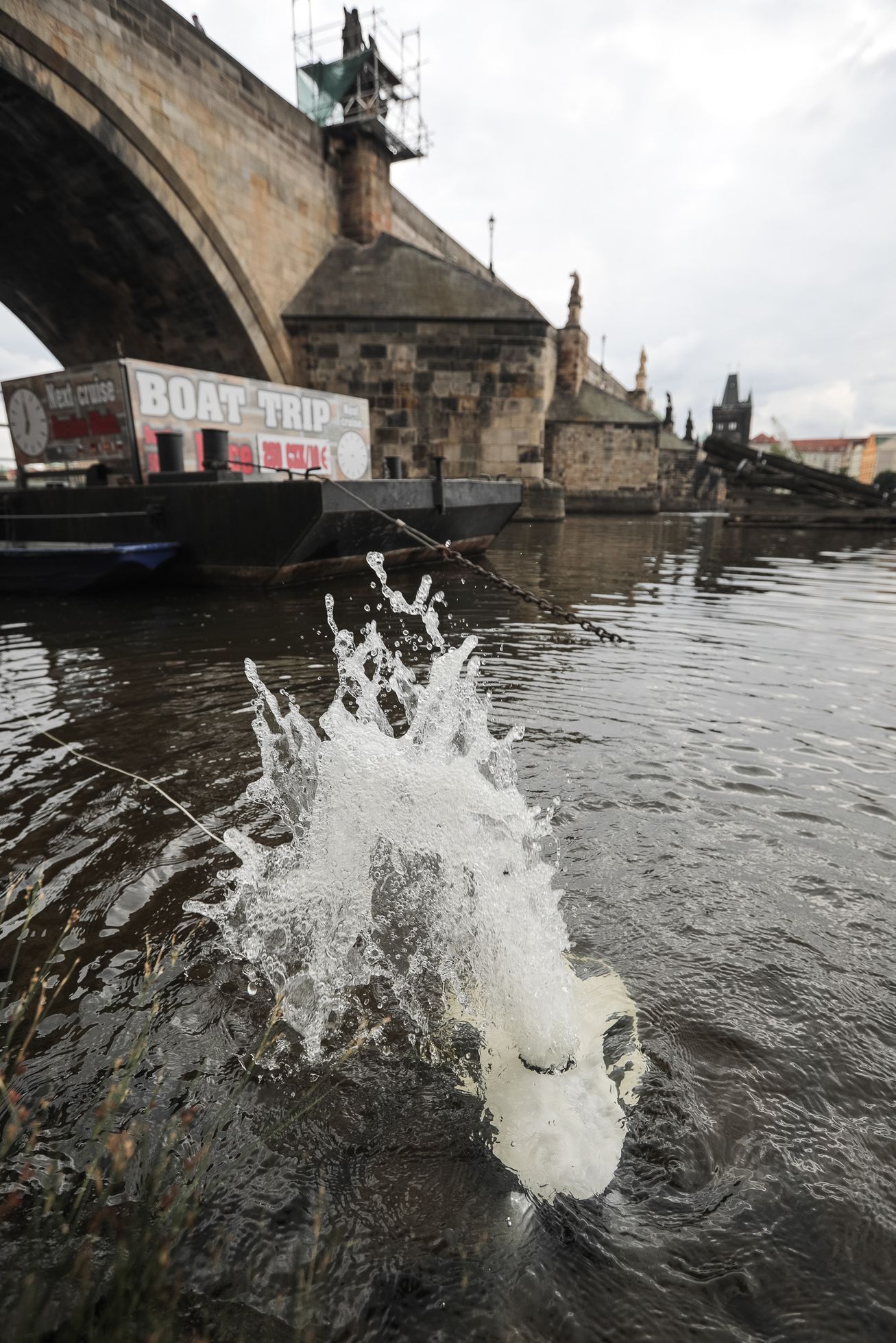 Výměna ledolamů u Karlova Mostu, Praha