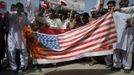 Supporters of the Pasban-e-Peshawar group burn a U.S. flag during an anti-U.S. rally in Peshawar September 18, 2012. About a hunrded protesters gathered in a rally to condemn a film made in the U.S. mocking the Prophet Mohammad. REUTERS/Khuram Parvez (PAKISTAN - Tags: CIVIL UNREST RELIGION POLITICS) Published: Zář. 18, 2012, 4:11 odp.