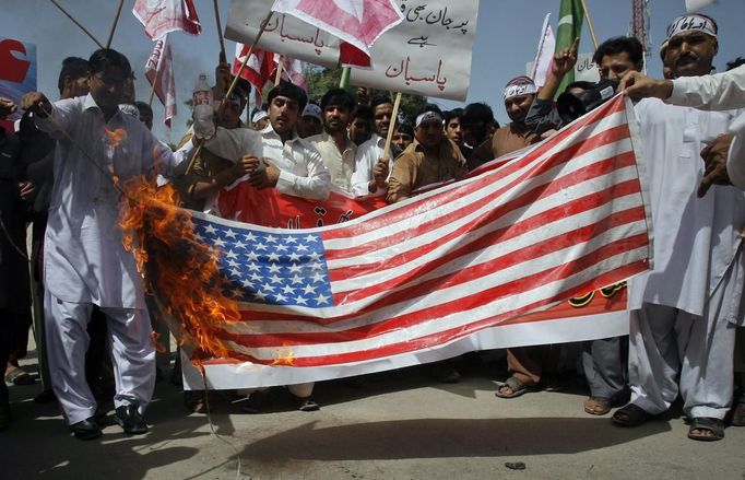 Supporters of the Pasban-e-Peshawar group burn a U.S. flag during an anti-U.S. rally in Peshawar September 18, 2012. About a hunrded protesters gathered in a rally to condemn a film made in the U.S. mocking the Prophet Mohammad. REUTERS/Khuram Parvez (PAKISTAN - Tags: CIVIL UNREST RELIGION POLITICS) Published: Zář. 18, 2012, 4:11 odp.