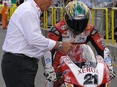 Troy Bayliss s Ducati na startu superpole.