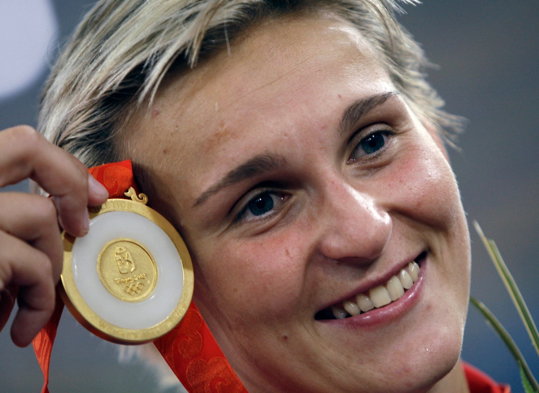 Barbora Špotáková se zlatou medailí z olympiády v Pekingu 2008.