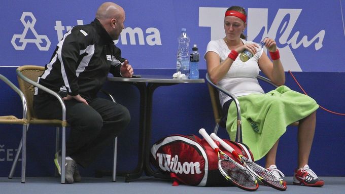 Petra Kvitová odpočívá během zápasu s Pernillou Mendesovou.
