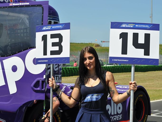 ME tahačů na okruzích v Misanu 2022: grid girl