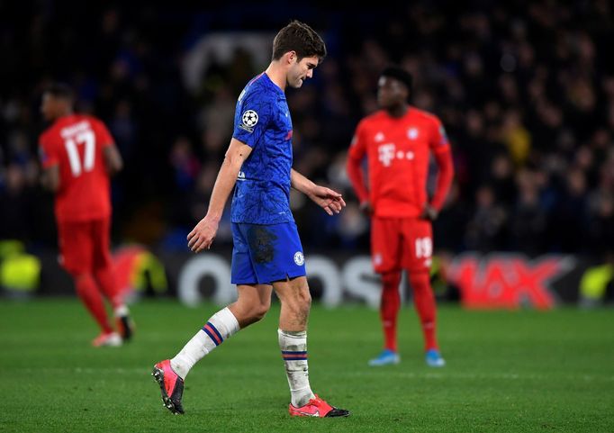 Marcos Alonso z Chelsea míří do šatny po obdržení červené karty.