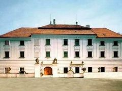 Zámek Budišov stojí na místě původní tvrze ze 13. století. Dnešní podobu honosného barokního sídla získal ve 20. letech 18. století za hrabat Paarů. Objekt spravuje od roku 1972 Moravské zemské muzeum v Brně, které zde zpřístupnilo zoologický depozitář.