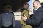 "Dobrý den, Gilade, vítám tě v Izraeli. Jsem rád, že jsi zase doma," vítal premiér vojáka. Došlo i na vřelé objetí.