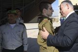 "Dobrý den, Gilade, vítám tě v Izraeli. Jsem rád, že jsi zase doma," vítal premiér vojáka. Došlo i na vřelé objetí.