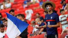 ME 2020, Francie - Maďarsko: Francouzský fanoušek v Puskás Aréně