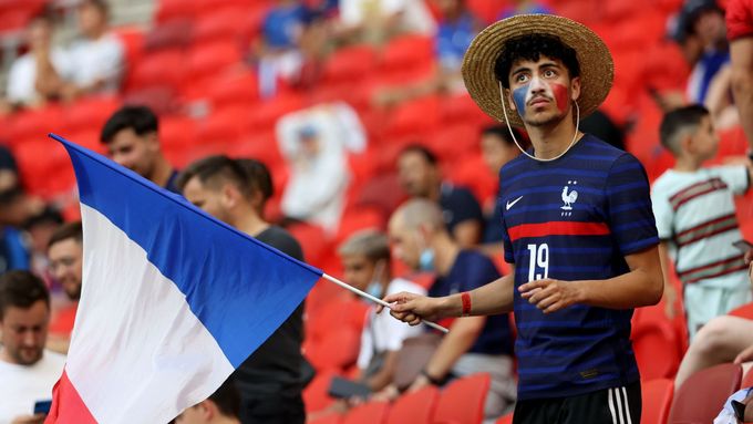 Francouzský fanoušek v maďarské Puskás Aréně. Někteří jeho krajané však cestu na stadion nezvládli.