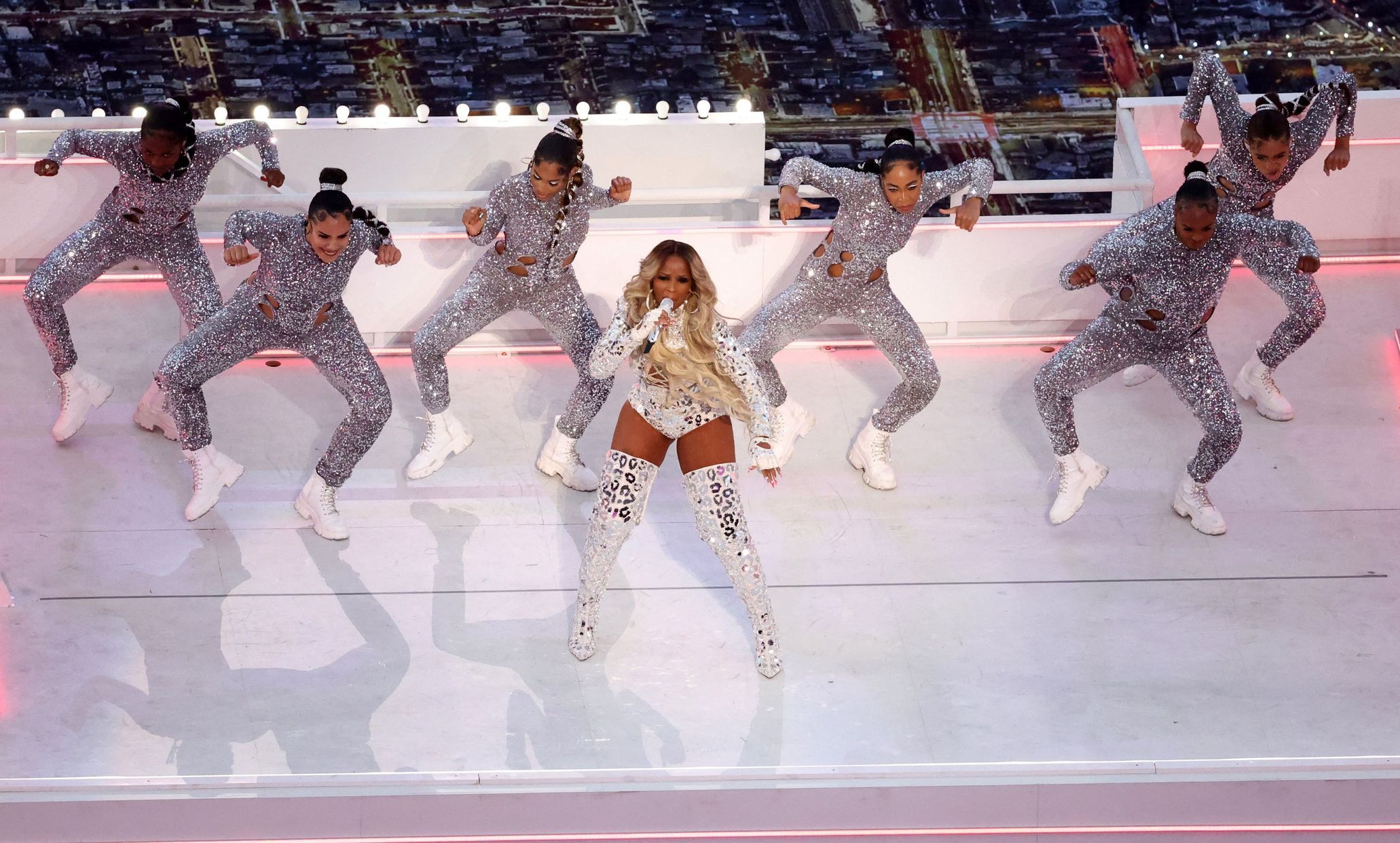 Mary J. Blige při přestávkovém programu během Super Bowlu LVI 2022